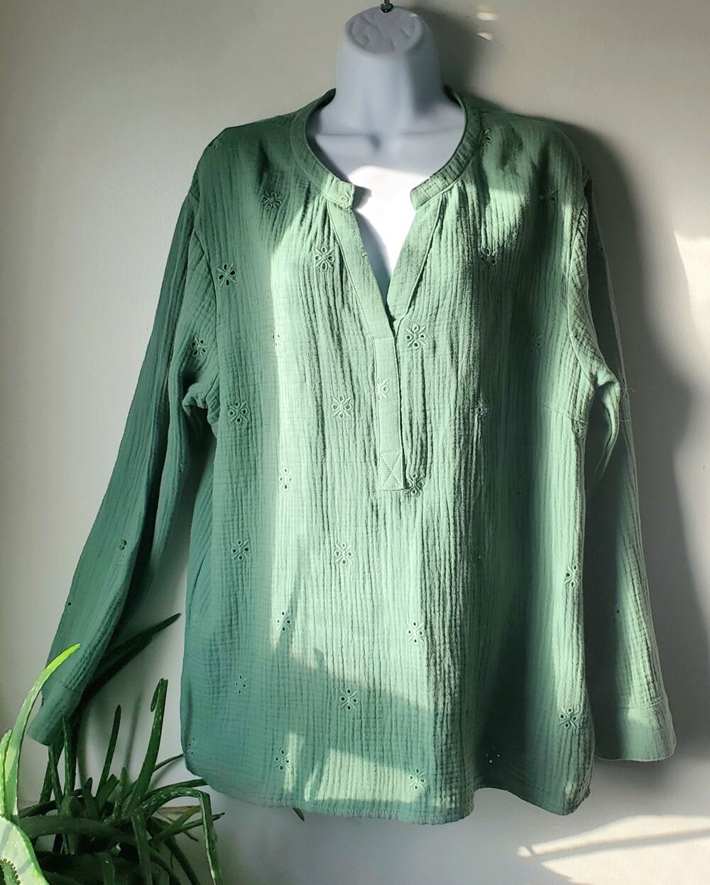 King Universal Womens Green Eyelet Long Skeeve Gauze Boho Blouse Size XL Beachy